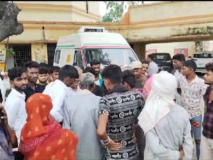 Couple beaten up in Mainpuri, VIDEO | मैनपुरी में दंपति से मारपीट, VIDEO: प्रधानी के उपचुनाव में वोट न देने से नाराज दंबगों ने पीटा, पुलिस कार्रवाई में जुटी - Mainpuri News | Dainik Bhaskar
