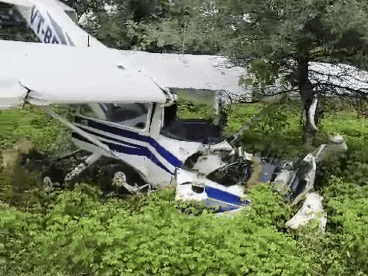 Aircraft crash in the airstrip area in Guna | गुना में एविएशन एकेडमी का टू सीटर एयरक्राफ्ट क्रैश: टेस्ट फ्लाइट के लिए भरी थी उड़ान, दोनों पायलट घायल; इंजन फेल होने की आशंका – Guna News