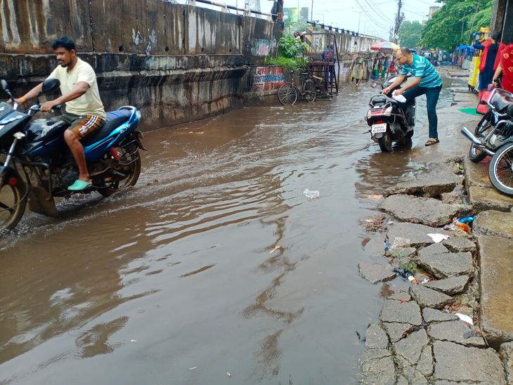 Gamharia's service road gets submerged in light rain | हल्की बारिश में ...