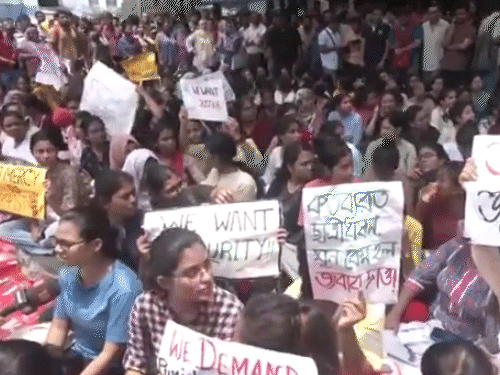 Kolkata rape-murder case, trainee doctor used to write diary daily | कोलकाता रेप-मर्डर केस, ट्रेनी डॉक्टर रोज डायरी लिखती थी: पिता ने बताया- रोज 10-12 घंटे पढ़ती थी, अंतिम बार लिखा- MD में गोल्ड-मेडल लाना है