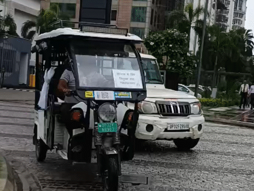 Free e-rickshaw for the elderly and disabled in Lucknow Sunil reaches ...