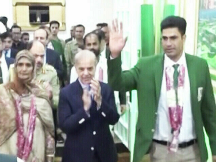 Arshad Nadeem Olympics Felicitation | Pakistan Hockey Stalwarts Insulted Over Invitation Withdrawal | PAK हॉकी खिलाड़ी बोले- सरकार ने अपमान किया: अरशद नदीम के सम्मान समारोह में बुलाया, फिर न्योता वापस लिया; कहा- मेहमान ज्यादा हो गए