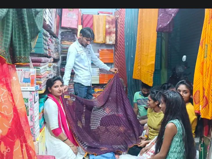 Markets decorated for Rakshabandhan in Rajatalab | राजातालाब में ...