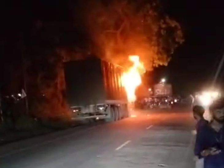 A truck parked near CPE caught fire | सीपीई के पास खड़े ट्रक में लगी आग ...