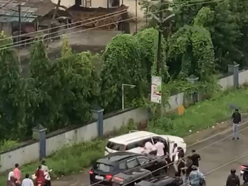 Maharashtra Thane Road Rage Video; Harrier Vs Fortuner Driver | Badlapur Ambernath | कार चालकों में बहस, एक ने दूसरे को टक्कर मारी: पहले कार के खुले दरवाजे को तोड़ता चला गया, लौटकर फिर टकराया, 5 घायल