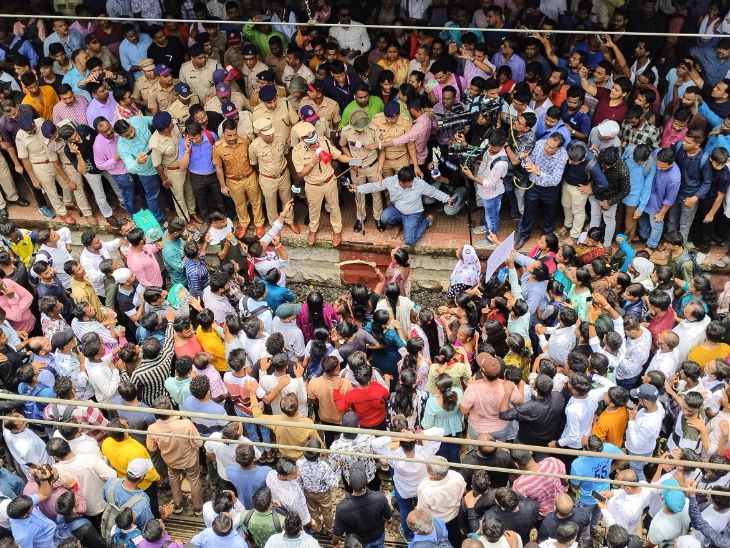 Thane Badlapur School Sexual Harassment Protest Update | Maharashtra News | महाराष्ट्र के बदलापुर में 2 बच्चियों का यौन-शोषण: स्कूल में तोड़फोड़, पथराव, ट्रेनें रोकीं; पुलिस ने लाठीचार्ज किया, प्रिंसिपल समेत स्कूल स्टाफ सस्पेंड