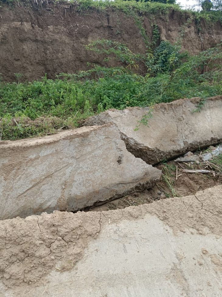 The curtain wall preventing soil erosion on Bhilsaiya Road collapsed ...