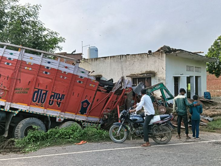 Truck collided with electricity pole and entered the house