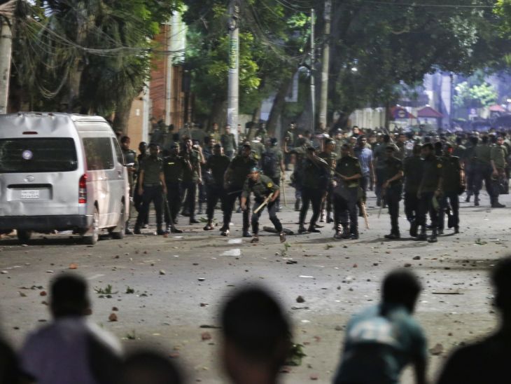 Violence again in Bangladesh, 40 people injured | बांग्लादेश में फिर हिंसा, 40 लोग घायल: होमगार्ड अंसार ग्रुप ने सचिवालय घेरा, स्टूडेंट बचाने आए; अंसार पर हसीना के एजेंट का आरोप