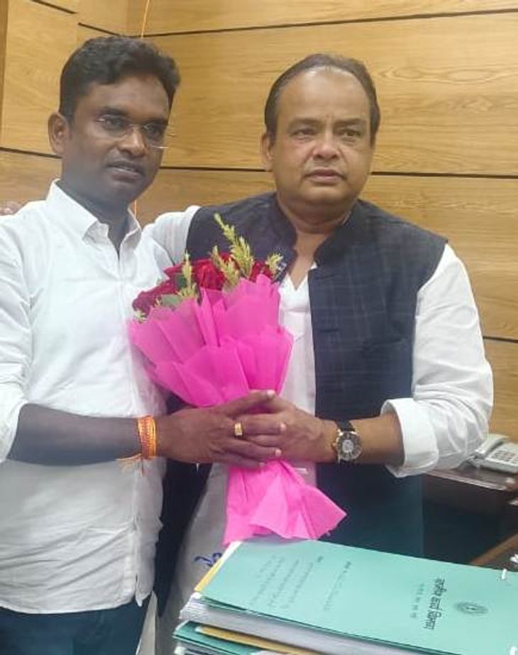 Demand for construction of bus stand at Haata Chowk in Potka block ...