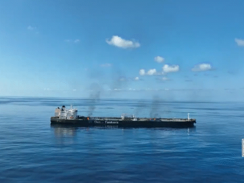 Video of Houthi rebels attacking oil tanker goes viral | ऑयल टैंकर पर हूती विद्रोहियों के हमले का वीडियो वायरल: ग्रीस के टैंकर पर एक साथ 6 विस्फोट किए, समुद्र में तेल फैलने का खतरा