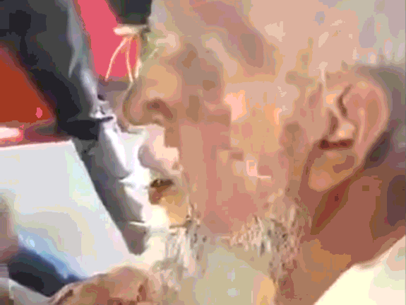 Maharashtra Train Muslim Man Assault; Video Goes Viral | Nashik News | बीफ रखने के शक में ट्रेन में बुजुर्ग से मारपीट: लोग तमाशा देखते रहे, घटना का वीडियो वायरल; 5 से ज्यादा लोगों के खिलाफ FIR