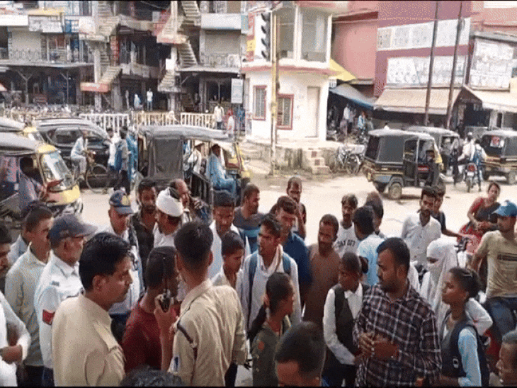 Dispute between two parties over eating samosa in Rewa