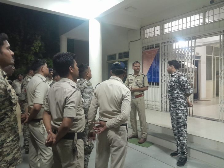 Night combing patrol of Datia police | दतिया पुलिस की नाइट कॉन्बिंग ...