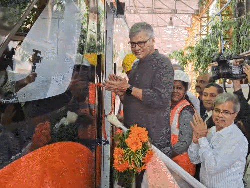 Vande Bharat Sleeper Train Features; Ashwini Vaishnaw | Bengaluru BEML | वंदे भारत स्लीपर अगले 3 महीने में लॉन्च होगी: रेल मंत्री ने ट्रेन की पहला मॉडल दिखाया; बोले- राजधानी जितना किराया होगा