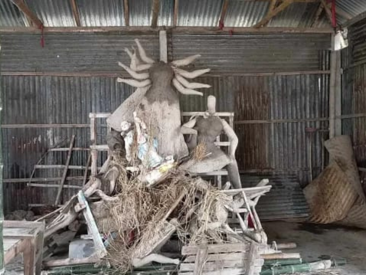 Miscreants vandalised Durga Puja idol in Bangladesh | बांग्लादेश में उपद्रवियों ने दुर्गापूजा के लिए बनाई प्रतिमा तोड़ी: प्रतिमा से हाथ अलग किए; जलाने की कोशिश भी की, सेना-पुलिस मौके पर पहुंची