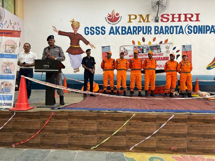 ndrf-gave-disaster-management-tips-to-students