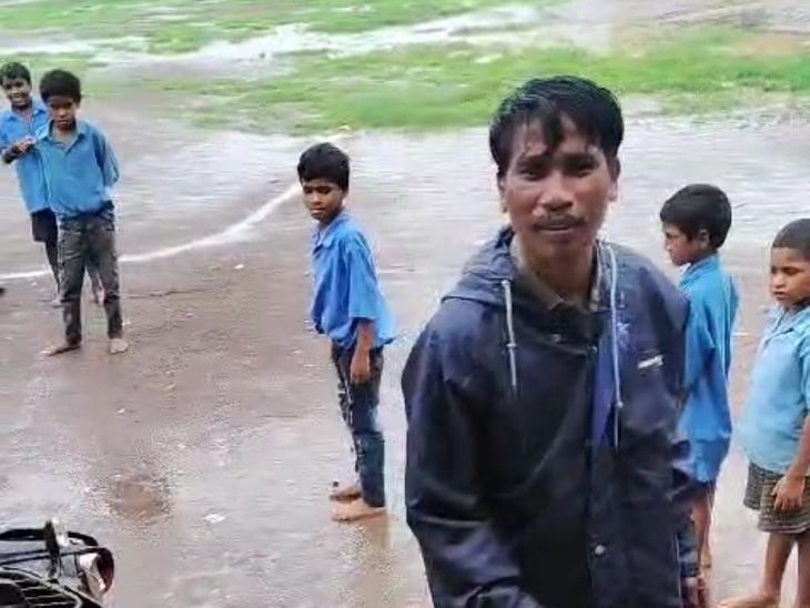 Teacher arrives at school in a drunken state नशे की हालात में स्कूल