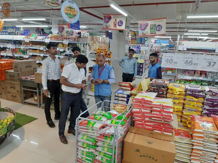 BDDS team did checking in shopping mall