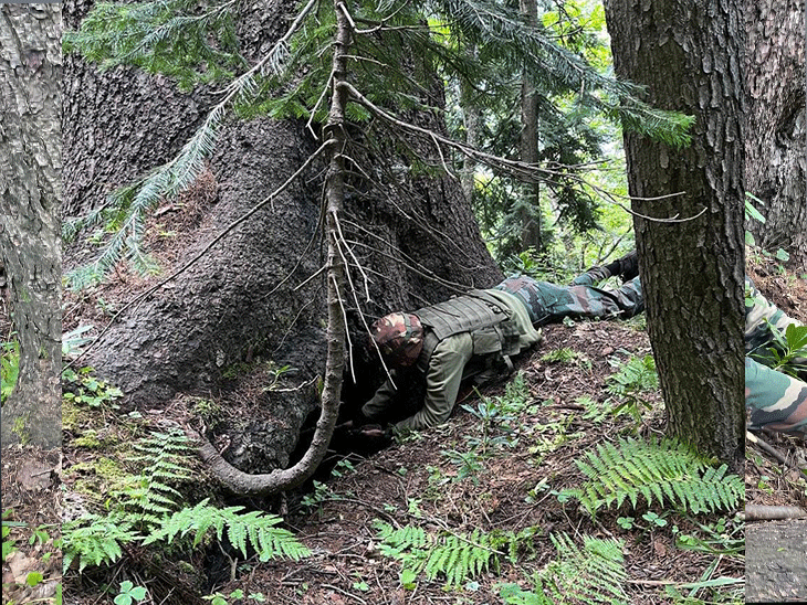 Jammu Kashmir Election; Arms, Ammunition Recovered From Kupwara Keran | J&K में चुनाव से 6 दिन पहले हथियार-विस्फोटक बरामद: एके 47 के 100 कारतूस, 20 हैंड ग्रेनेड, 10 छोटे रॉकेट मिले; 18 सितंबर को वोटिंग