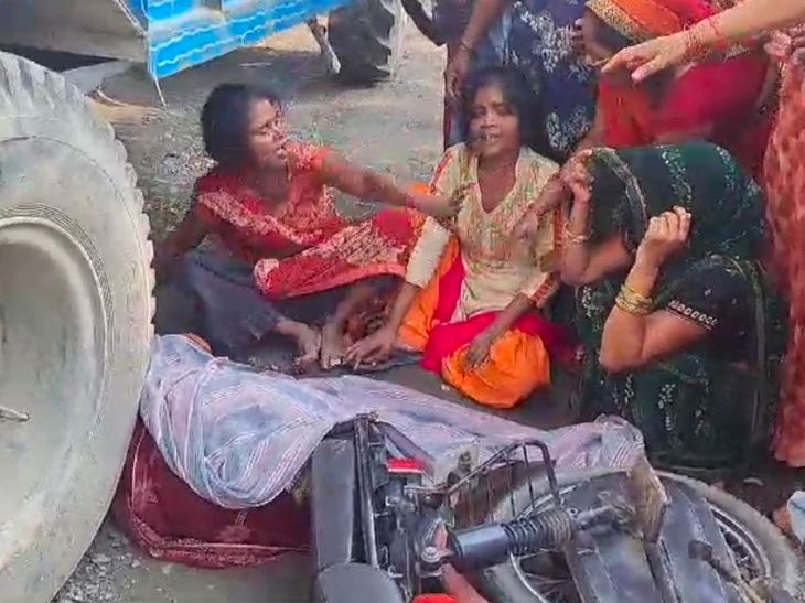 A woman riding a scooter died after colliding with a tractor | ट्रैक्टर ...