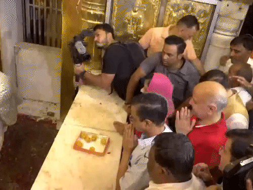 Arvind Kejriwal Hanuman Temple Photos Update | Delhi Liquor Scam Case | दिल्ली CM अरविंद केजरीवाल पत्नी के साथ हनुमान मंदिर पहुंचे: मनीष सिसोदिया और संजय सिंह भी मौजूद; कल 177 दिन के बाद रिहा हुए थे