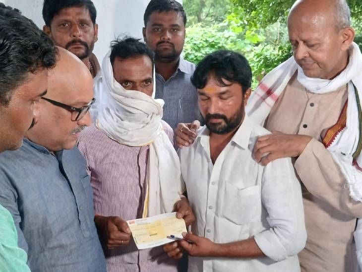 Congress state president Ajay Rai met the gang rape victim sweeper