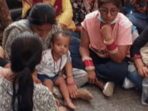 Varanasi 2 year old child ran after seeing the picture of his dead ...