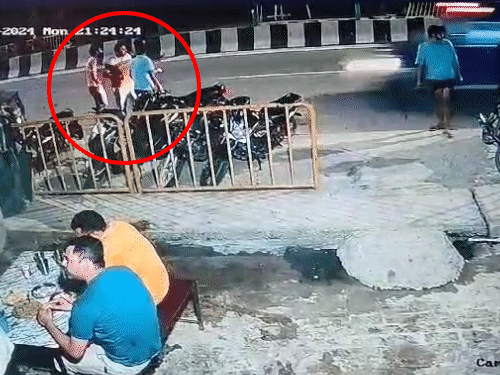 Meerut Highway Accident Uttar Pradesh Crime Meerut News । Live Accident Video | मेरठ में एरिया मैनेजर की 10 सेकेंड में मौत, VIDEO: हाईवे पर कैश वैन ने टक्कर मारी, 100 मीटर तक घसीटते हुए ले गई - Meerut News | Dainik Bhaskar 