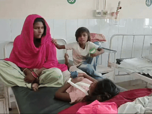 Punjab Fazilka Abohar domestic violence Father broke his daughter’s hand | पंजाब में फोन के लिए बेटी का हाथ तोड़ा: 2 बेटियां झगड़ रही थीं, पिता ने उठाकर जमीन पर पटका; बचाने आई पत्नी को भी पीटा – Abohar News