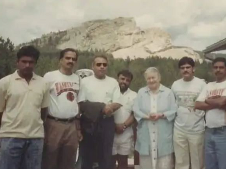 pm narendra modi first visit of us in 1993 | पहले अमेरिकी दौरे पर खो गया था मोदी का पासपोर्ट: आडवाणी ने कहा था- क्लीन शेव होकर जाना; साथियों ने सुनाए कई रोचक किस्से – Gujarat News