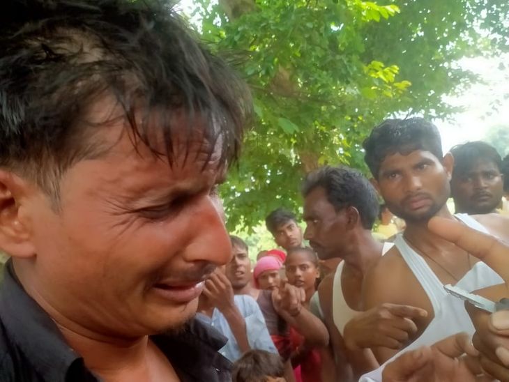 A thief was tied to a tree and beaten in Barabanki, VIDEO | बाराबंकी में चोर को पेड़ से बांधकर पीटा, VIDEO: दिन में घर में घुसकर चोरी की कोशिश, पुलिस ने छुड़ाकर हिरासत में लिया - Barabanki News | Dainik Bhaskar