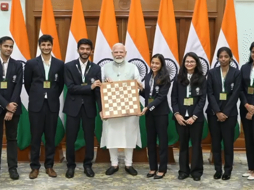 शतरंज ओलंपियाड के विजेताओं से मिले पीएम मोदी: खिलाड़ियों ने शतरंज के बोर्ड दिए; उन्होंने 97 साल में पहली बार दोनों श्रेणियों में स्वर्ण पदक जीता।