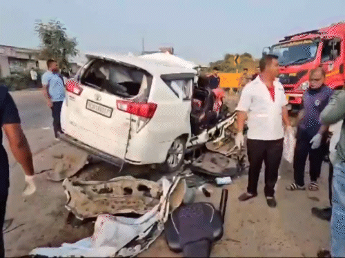 Car collides with truck in Sabarkantha Gujarat, 7 killed | गुजरात के साबरकांठा में ट्रक से टकराई कार, 7 मौतें: कार के अगले हिस्से को गैस कटर से काटकर शव निकाले, 1 गंभीर अस्पताल में भर्ती