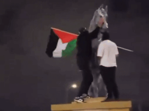 Canada Brampton Maharaja Ranjit Singh statue vandalised video | Palestine | Canada News | Brampton | Punjab | कनाडा में महाराजा रणजीत सिंह की प्रतिमा से छेड़छाड़, VIDEO: उपद्रवियों ने मूर्ति पर लगाया फिलिस्तीन का झंडा, मुंह ढक कर आए थे आरोपी – Jalandhar News