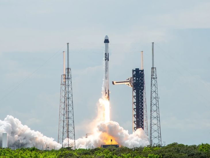 SpaceX Falcon 9 rocket dragon spacecraft into space is sunita williams butch wilmore | स्पेसएक्स ने फाल्कन 9 रॉकेट अंतरिक्ष में भेजा: ISS पर फंसी एस्ट्रोनोट्स सुनीता विलियम्स और बुच विल्मोर को धरती पर लाने की कवायद