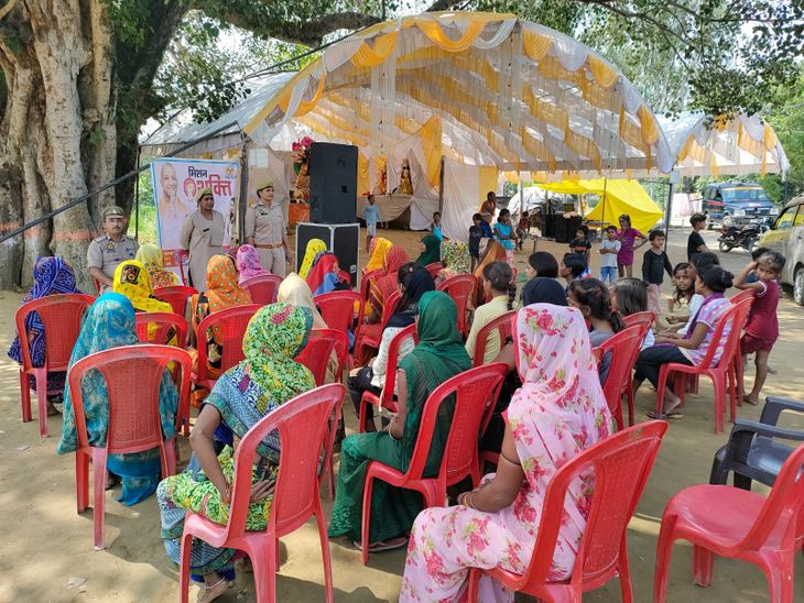 Police made women aware in Rahar Mau | रहर मऊ में पुलिस ने महिलाओं को ...