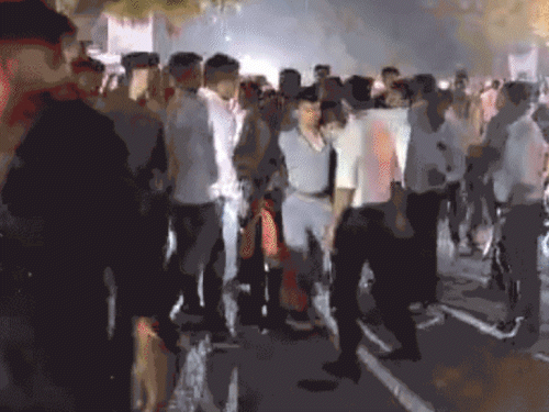 Chaos over applying Tilak at Garba Ground in Gandhinagar | गांधीनगर के गरबा मैदान में तिलक लगाने पर बवाल: आयोजकों की टीम से भिड़े हिंदू संगठनों के कार्यकर्ता, पुलिस को करना पड़ा लाठीचार्ज – Gujarat News