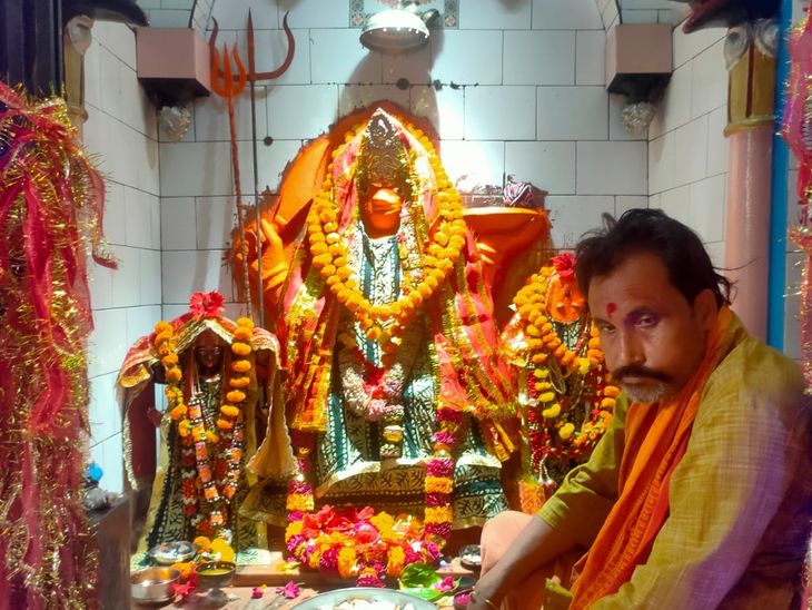 Crowd of devotees gathered in the ancient Kalikan Devi temple | प्राचीन ...
