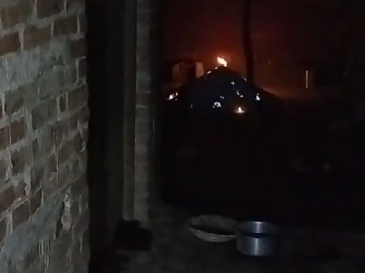 A major accident was averted due to a cylinder fire in Ramnagar; VIDEO | रामनगर में सिलेंडर में आग लगने से टला बड़ा हादसा;VIDEO: पुलिस की सूझबूझ से बचीं जानें, कड़ी मशक्कत के बाद आग पर पाया काबू - Ramnagar (Barabanki) News | Dainik Bhaskar