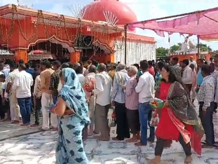 Crowds of devotees gathered at Kalikan Dham in Amethi