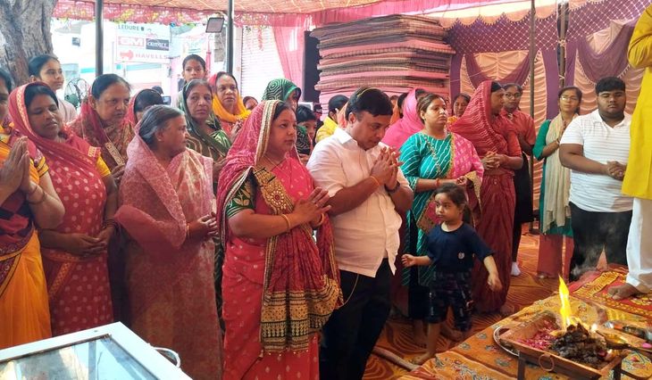 After performing the puja, Mata Rani was draped with a chunari | पूजा ...