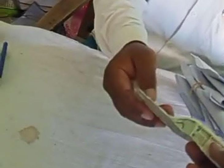 Lekhpal demanded bribe in Etah; VIDEO