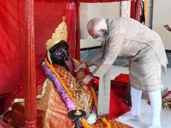 Modi’s gifted crown stolen in Bangladesh | बांग्लादेश के जेशोरेश्वरी मंदिर में मां दुर्गा का मुकुट चोरी: पीएम मोदी ने 3 साल पहले चढ़ाया था, चोर का मुकुट ले जाते हुए CCTV फुटेज वायरल