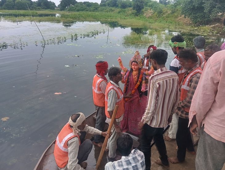 The Jaware Devi ji which came out from the Mata Mandir was immersed ...
