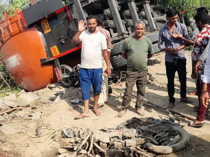 Truck lost control and overturned in Badnor | बदनोर में बेकाबू होकर ...