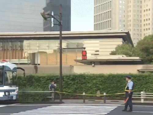 A man attacked the house of Japanese PM with a car | जापानी PM के घर में घुसने की कोशिश: शख्स ने कार से बैरिकेड्स में टक्कर मारी, इससे पहले पार्टी ऑफिस पर पेट्रोल बम भी फेंके