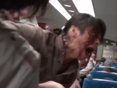 People were scared after seeing zombies on the train in Japan | जापान की बुलेट ट्रेन में पहली बार जॉम्बी थीम पार्टी: हैलोवीन फेस्टीवल से पहले पैसेंजर्स को एंटरटेन किया; ट्रेन में कुश्ती मैच भी हो चुका