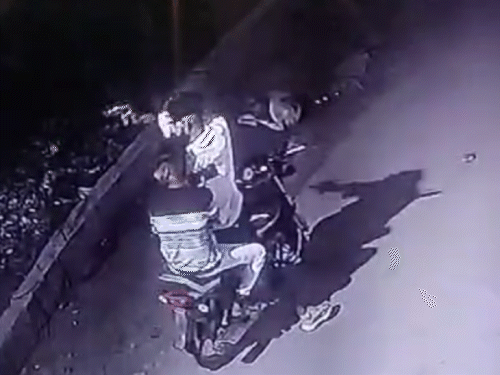 Bike riding miscreants threatened by waving pistol - Video | उज्जैन में बदमाशों ने लहराई पिस्टल, VIDEO वायरल: पंवासा में बीच सड़क बाइकर रोक कर देने लगे गालियां, पुलिस बोली-वीडियो की पुष्टि के बाद करेंगे कार्रवाई - Ujjain News | Dainik Bhaskar