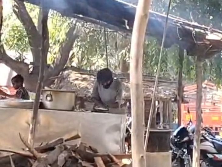In Barabanki, roti was spit upon and then put in the tandoor, VIDEO | बाराबंकी में थूककर तंदूर में डाली रोटी, VIDEO: होटल में युवक ने की गंदी हरकत, वीडियो सामने आने के बाद पुलिस ने होटल कराया बंद - Barabanki News | Dainik Bhaskar